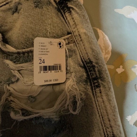 NWT Free People Distressed Jean shorts Size 24 - Picture 5 of 6